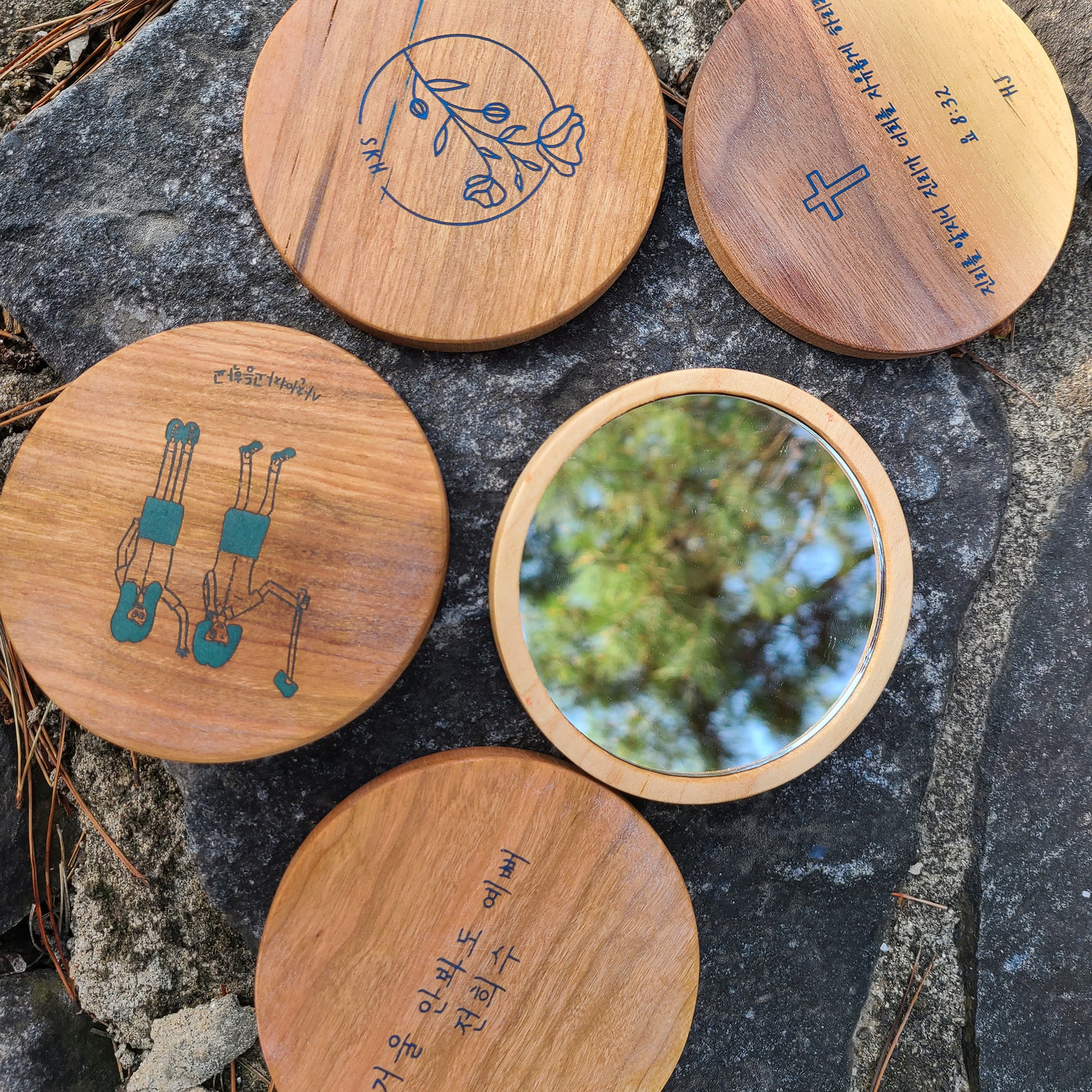 Atelier Hangeul handmade wooden hand mirror with Korean text and drawing