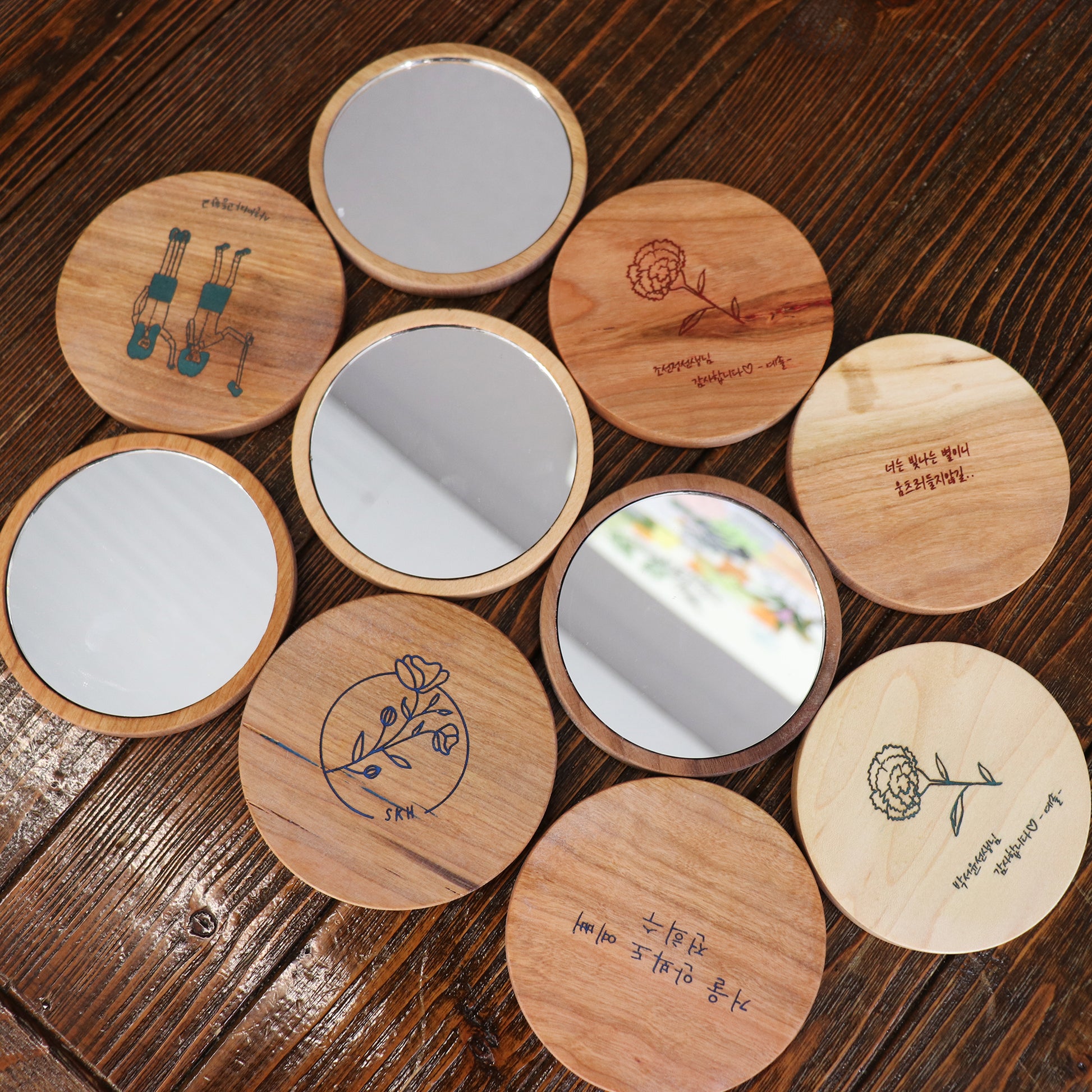 Atelier Hangeul handmade wooden hand mirror with Korean text and drawing